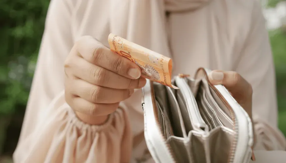 person being careful with her money and budgeting.png